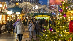 Menschen auf einem Weihnachtsmarkt 