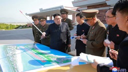 Kim Jong Un vor einem Plan des touritischen Wonsan-Kalma-Projekts.