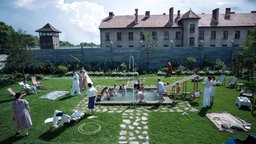 Garten der Familie Höß neben der Mauer des KZs Auschwitz. Szene aus dem Film "Zone of Interest"