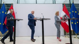 Vertreter der ÖVO, SPÖ und NEOS stellen am 27.02.2025 ihr Regierungsprogramm vor