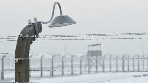 Blick auf das Lager Auschwitz-Birkenau im Schnee, aufgenommen am 27.01.2017