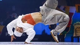 Die japanische Breakdancerin Ami Yuasa nimmt in Budapest an der Olympia-Qualifikationsserie teil und bringt ihren Körper dabei in eine extreme Pose.