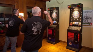 Dartspieler im Gasthof zur Linde in Waldbröhl Hermesdorf