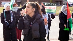 Menschen mit palästinensischen Flaggen und Symbolen protestieren in Dearborn (Michigan, USA)