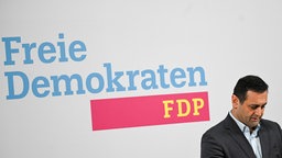 Bijan Djir-Sarai, FDP-Generalsekretär, spricht während eines Statements in der FDP-Bundesgeschäftsstelle.