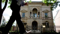 Ein Fußgänger passiert eine Villa in Bonn Bad Godesberg: die ehemalige pakistanische Botschaft.