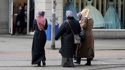 Frauen mit Kopftuch auf der Straße