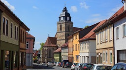 Blick auf die Dreifaltigkeitskirche aus einer Straße in Hildburghausen