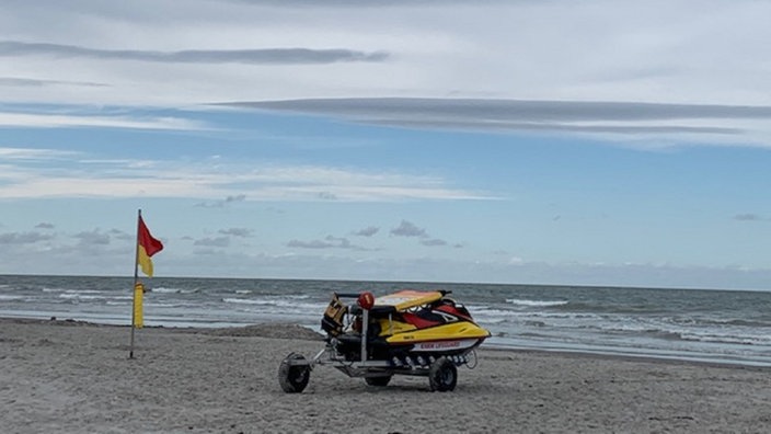 Ein Rettungsboot steht am Strand der Insel Ameland im niederländischen Wattenmeer.