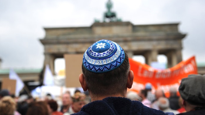 Hinterkopf eines Mannes mit Kippa vor dem Brandenburger Tor in Berlin (Symbolbild).