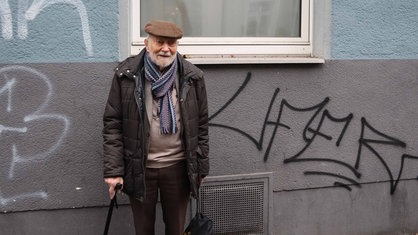 Kurt Marx vor dem Fenster seines ehemaligen Kinderzimmers in der Wittekindstraße in Köln