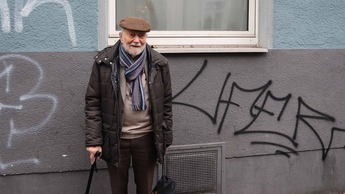 Kurt Marx vor dem Fenster seines ehemaligen Kinderzimmers in der Wittekindstraße in Köln