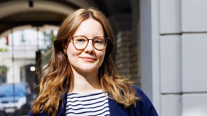 Ein Portät von Leonie Schöler mit Brille.