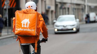 Ein Fahrradbote vom Lieferdienst "Lieferando" fährt durch die Innenstadt.