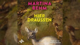 Das Cover zum Hörbuch "Hier Draussen" von Martina Brehm zeigt eine idyllische Waldszene mit einer weißen Hirschkuh im Zentrum.