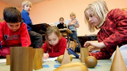 Alternativer Schulunterricht nach Montessori mit Holzkörpern in einer Dresdener Grundschule.