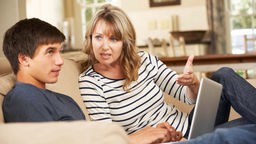 Mutter diskutiert mit ihrem Sohn im Teenageralter. 