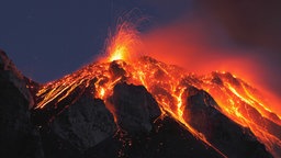 Der Stromboli-Vulkan auf Sizilien spuckt Lava aus