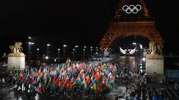 Olympia, Paris 2024, Eröffnungsfeier der Olympischen Sommerspiele, Die Fahnen der Teilnehmer Nationen werden ins Trocadero-Stadion getragen.