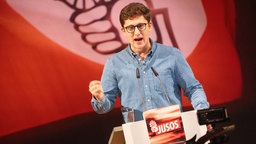 Juso-Chef Philipp Türmer hält eine Rede. 