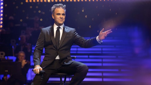 Robbie Williams in einer Szene des Films "Better Man · Die Robbie Williams Story". 