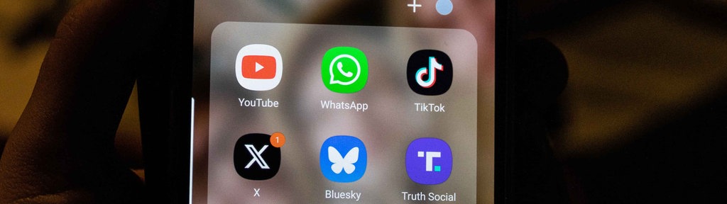 Smartphone-Bildschirm mit Social-Media-Apps