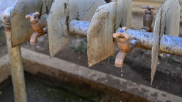 Tropfende Wasserhähne im ehemaligen Township Soweto in Johannesburg, Südafrika