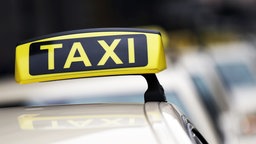 Nahaufnahme eines Taxischilds auf dem Dach einen Taxis.