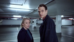 Dagmar Manzel und Fabian Hinrichs in einer Tiefgarage, Szene aus "Trotzdem", Tatort aus Franken