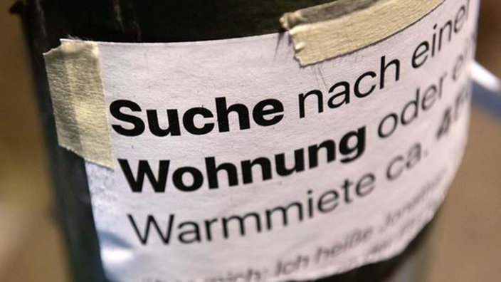 "Suche Wohnung" steht auf dem Zettel an einer Laterne.