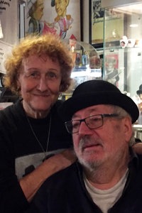 Vera und Wolfgang Günther vor Exponaten in ihrem Laurel & Hardy Museum in Solingen