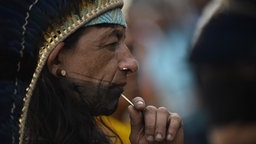 Seitenansicht des brasilianischen indigenen Häuptlings Raoni Metuktire