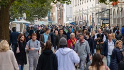 Menschen in der Fußgängerzone