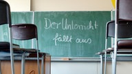 Der Unterricht fällt aus, steht auf einer Schultafel geschrieben 