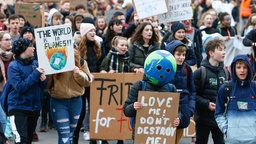 Schueler demonstrieren in der Magdeburger Innenstadt im Rahmen der Fridays-for-Future-Demonstrationen