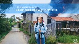 Satirische Bildmontage: Sahra Wagenknecht mit Hut und Wanderstock auf dem Buchcover von Hape Kerkelings "Ich bin dann mal weg", im Hintergrund brennt die Parteizentrale der Linken 