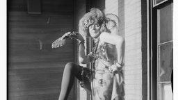 Schwarz-Weiß-Aufnahme von Elsa Freytag von Loringhoven, um 1922.