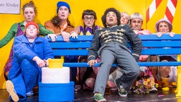 Szene aus "Emil und die Detektive" am Düsseldorfer Schauspielhaus