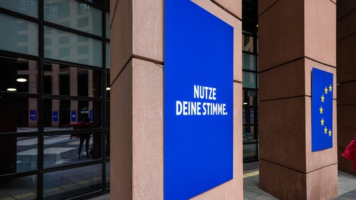 Blaue Tafeln mit der Aufschrift "NUTZE DEINE STIMME" zur anstehenden Europawahl an den Pfeilern des Innenhofs im EU-Tagungsgebäude in Strassburg.