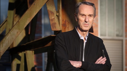 Ivo Van Hove vor der Jahrhunderthalle Bochum, Intendant der Ruhrtriennale 2024-2026