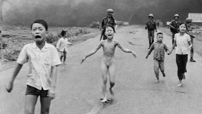 08.06.1972, Vietnam, Trang Bang: Die neunjährige Kim Phuc Phan Thi (M) flieht nackt mit ihren Brüdern und Cousins vor einem Napalm-Angriff.