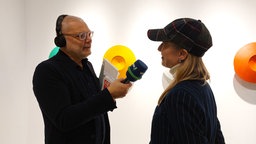 WDR-Journalist Jörg Biesler (l) und Silke Hohmann, Redakteurin beim Kunstmagazin "Monopol" im Interview.