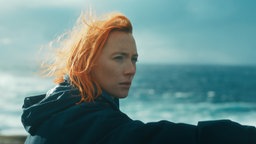 Saoirse Ronan als Rona in einer Szene des Films "The Outrun" 