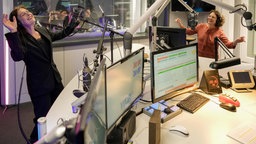 Angela Winkler und Adriana Altaras tanzen im Hörfunk-Studio