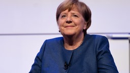 Angela Merkel sitzt am 16.12. auf dem Podium bei der lit.COLOGNE in Köln