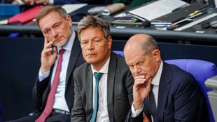 Christian Lindner (l-r, FDP), Bundesminister der Finanzen, Robert Habeck (Bündnis 90/Die Grünen), Bundesminister für Wirtschaft und Klimaschutz, und Bundeskanzler Olaf Scholz (SPD) nehmen am 6.6.2024.an der Sitzung des Bundestags teil.