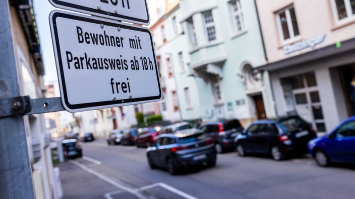 Ein Schild mit der Aufschrift "Bewohner mit Parkausweis frei" kennzeichnet eine Zone mit Anwohnerparkberechtigungen in der Innenstadt.