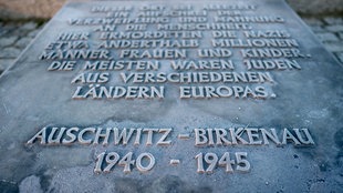 ine Gedenkplatte mit der Aufschrift "Auschwitz-Birkenau" ist im früheren Morgen auf dem Gelände des Vernichtungslagers mit Raureif überzogen. Aufgenommen am 25.1.2020