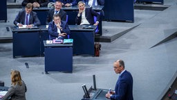 Friedrich Merz spricht am 29.01.2025 im Deutschen Bundestag, im Hintergrund die AfD-Fraktion