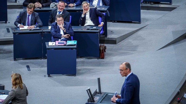 Friedrich Merz spricht am 29.01.2025 im Deutschen Bundestag, im Hintergrund die AfD-Fraktion